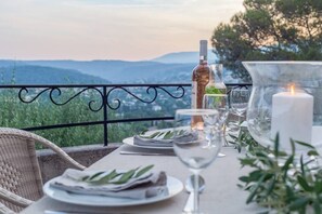 Outdoor dining - Exclusive flat with panoramic view (AC everywhere) (Saint-Paul-De-Vence)