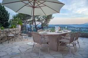Outdoor dining - Exclusive flat with panoramic view (AC everywhere) (Saint-Paul-De-Vence)