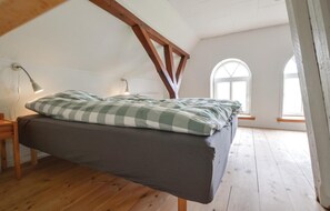 2 bedrooms, travel crib, free WiFi