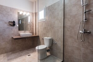 Appartamento | Bagno | Combinazione doccia/vasca, asciugacapelli, pantofole, asciugamani