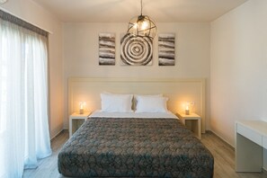 Minibar, in-room safe, free WiFi, bed sheets - Aria Suites Kassiopi (Corfu)