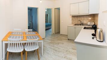 Apartment | Eigene Kochnische | Wasserkocher mit Kaffee-/Teezubehör, Mini-Kühlschrank, Wasserkocher