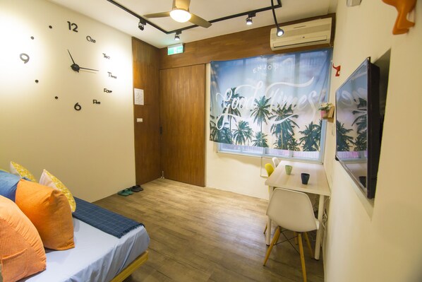 Flat-screen TV - OneHeartInn (Tainan)