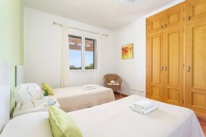 3 soverom, skrivebord, strykejern/-brett og wi-fi (inkludert)