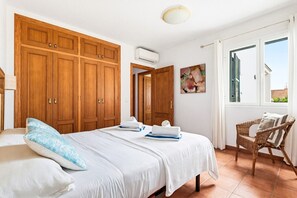3 bedrooms, desk, iron/ironing board, free WiFi