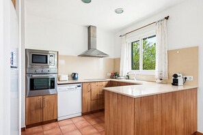 Coffee/tea maker, fridge, microwave, oven