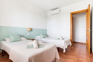 3 bedrooms, desk, iron/ironing board, free WiFi