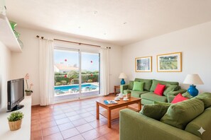 TV - Villa Poppy. Private pool, Full AC & Wifi, Menorca (Sant Lluís)