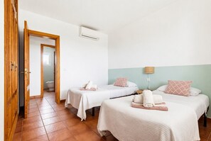 3 bedrooms, desk, iron/ironing board, WiFi (free) - Villa Poppy. Private pool, Full AC & Wifi, Menorca (Sant Lluís)