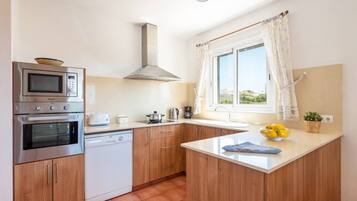 Een koelkast, een magnetron, een oven, een vaatwasser