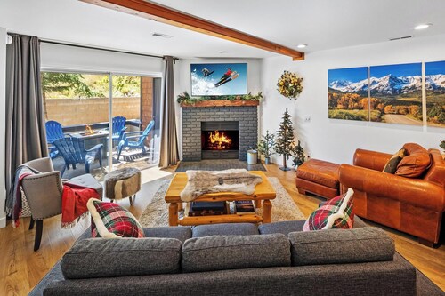 Ski In Ski Out at Bear Mountain by Destination Big Bear:2 BR Condo! Patio w/ FIRE PIT! Community HOT TUB/PickleBall/Tennis/Basketball Courts! Walk to Bear Mountain Golf Course & National Forest Trails!