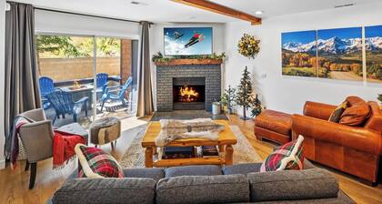Ski In Ski Out at Bear Mountain by Destination Big Bear:2 BR Condo! Patio w/ FIRE PIT! Community HOT TUB/PickleBall/Tennis/Basketball Courts! Walk to Bear Mountain Golf Course & National Forest Trails!