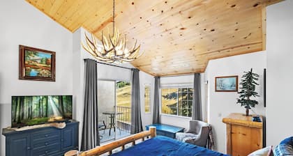 Ski In Ski Out at Bear Mountain by Destination Big Bear:2 BR Condo! Patio w/ FIRE PIT! Community HOT TUB/PickleBall/Tennis/Basketball Courts! Walk to Bear Mountain Golf Course & National Forest Trails!