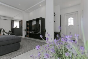 Apartment (Three Bedroom Apartment- Balconies an) | Wohnzimmer | Flachbildfernseher