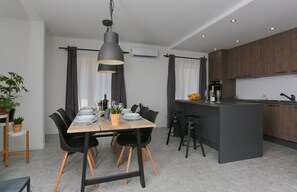 Căn hộ (Three Bedroom Apartment- Balconies an) | Bếp riêng | Tủ lạnh, lò vi sóng, bếp nấu, máy rửa bát