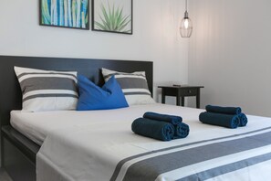 Apartamento (Three Bedroom Apartment- Balconies an) | 7 quartos, ferros/tábuas de passar roupa, Wi-Fi de cortesia
