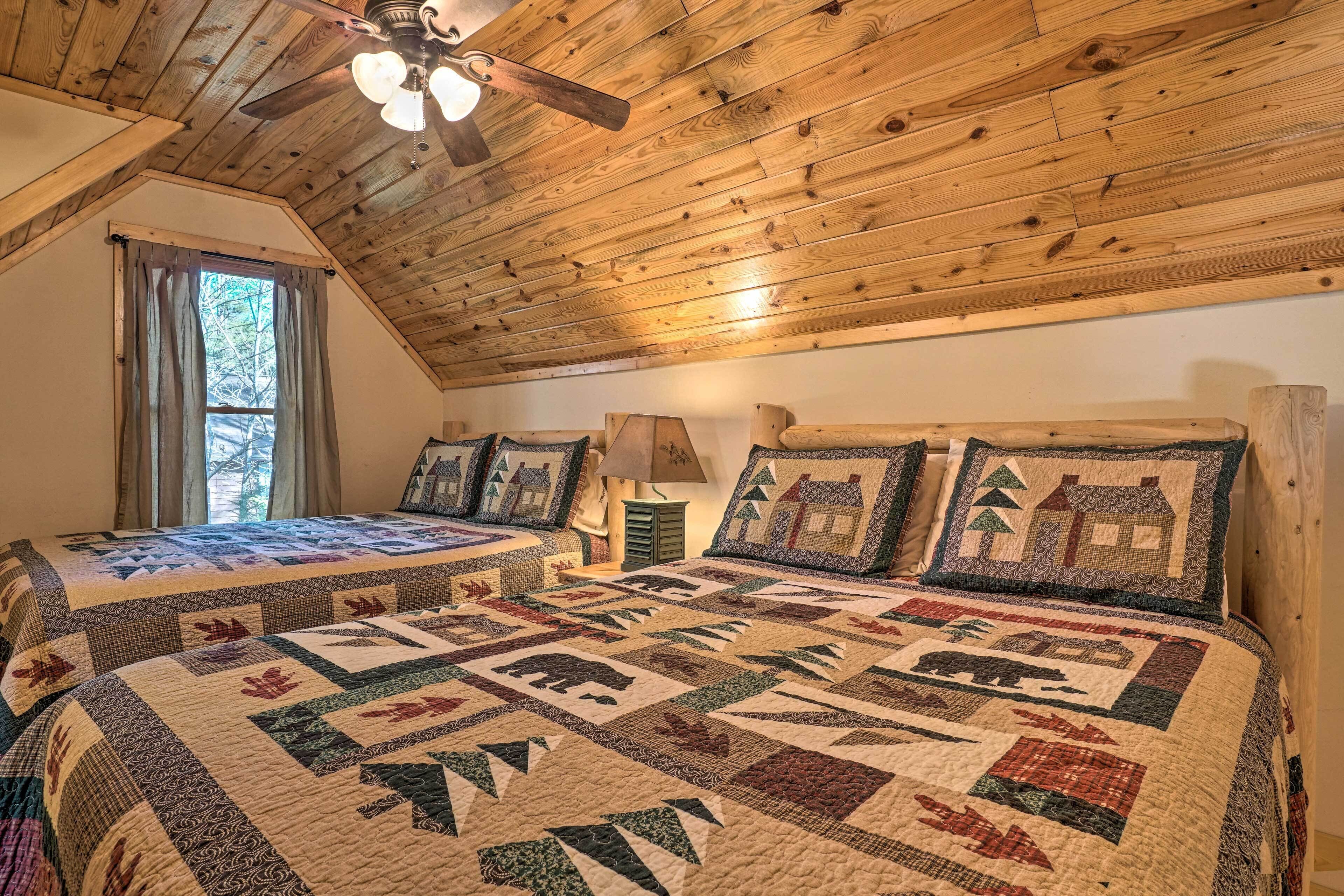 Une chambre confortable avec un plafond en bois et un grand lit recouvert d’une courtepointe.