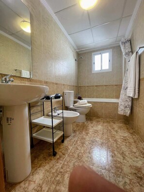 Shower, towels - La Cinuelica 2 Bed, 1st Floor apt with comm pool R14.99 (Alicante)