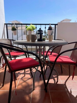 Outdoor dining - La Cinuelica 2 Bed, 1st Floor apt with comm pool R14.99 (Alicante)