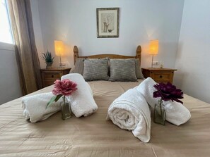 2 bedrooms, iron/ironing board, WiFi, bed sheets - La Cinuelica 2 Bed, 1st Floor apt with comm pool R14.99 (Alicante)