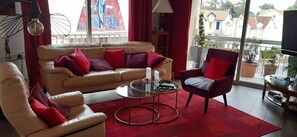 Télévision, lecteur de DVD, livres, médiathèque