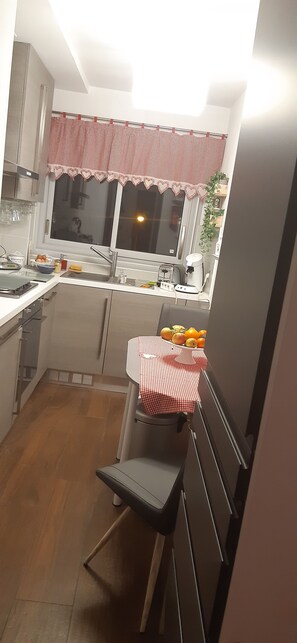 Kylskåp, mikrovågsugn, ugn och spishäll