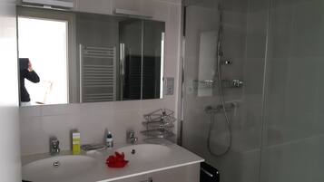 Douche, sĂšche-cheveux, savon, papier toilette