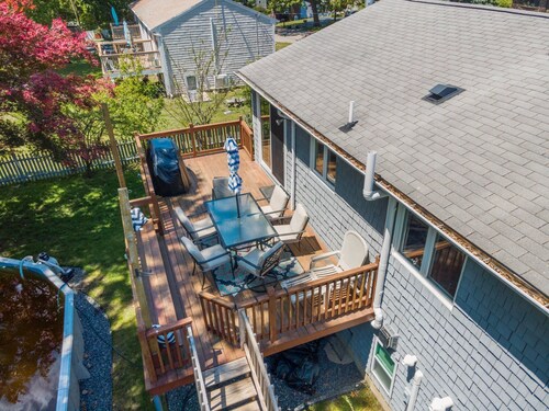 Gorgeous home with 5 Queen beds near Bonnet shores. Walk to beach/ narrow river 