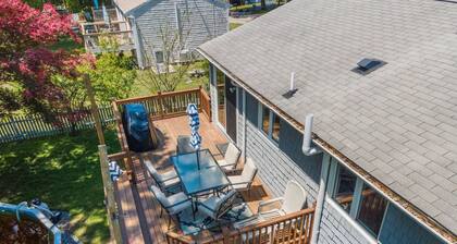 Gorgeous home with 5 Queen beds near Bonnet shores. Walk to beach/ narrow river