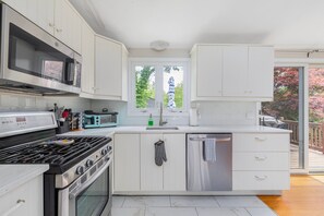 Refrigerador, microondas, horno y parrilla de estufa