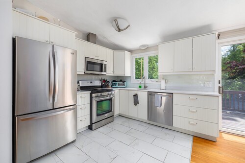 Gorgeous home with 5 Queen beds near Bonnet shores. Walk to beach/ narrow river 