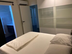 3 bedrooms, iron/ironing board, travel cot, free WiFi