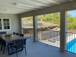 Outdoor dining - La Cigale, beautiful villa with infinity pool and breathtaking views  (Chassagnes)