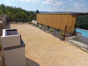 Terrace/patio - La Cigale, beautiful villa with infinity pool and breathtaking views  (Chassagnes)