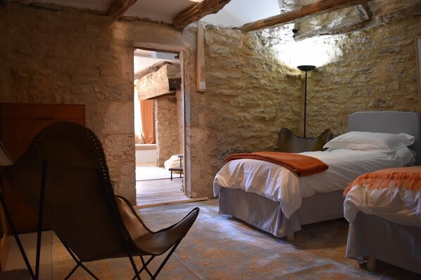 3 عدّة غرف نوم ومكواة/لوح كي وواي فاي وملاءات أسرّة