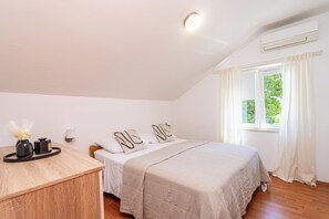 1 bedroom, travel crib
