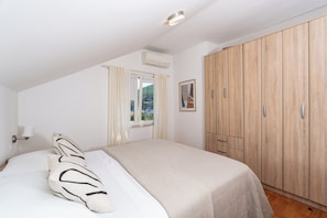 1 bedroom, travel cot