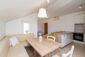 Kühlschrank, Esstisch