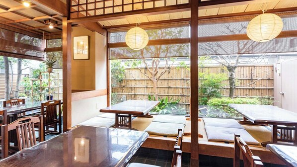 A traditional Japanese-style restaurant with tatami mat seating, wooden tables, and paper lanterns. - Kagetsu Ryokan (Shizuoka)