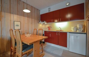 Fridge, stovetop, coffee/tea maker, cookware/dishes/utensils - 1 bedroom amazing apartment in Rømø (Rømø)