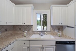 Fridge, microwave, oven, stovetop - Charming Beach Cottage (Sarasota)