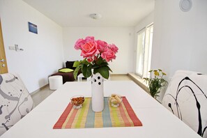 Apartment (Two-Bedroom Apartment  Balcony and Se) | Dining room - Apartments Gusti (Janjina)