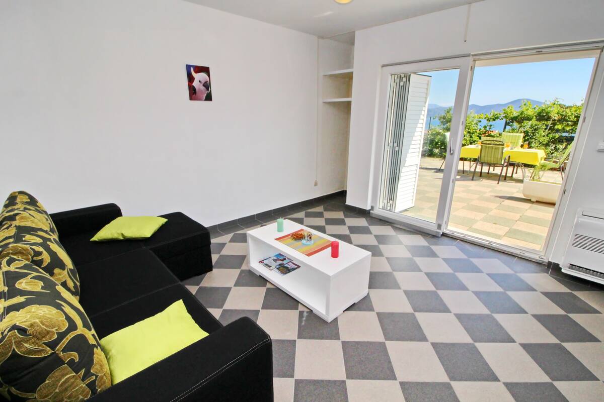 아파트 (One Bedroom Apartment with Terrace an) | 거실 | TV