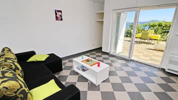 Appartement (One Bedroom Apartment with Terrace an) | Woonkamer | Een televisie