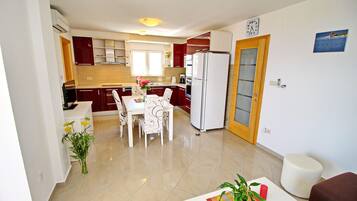 Appartamento (Two-Bedroom Apartment Balcony and Se) | Sala da pranzo