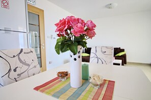 Apartment (Two-Bedroom Apartment  Balcony and Se) | Interior - Apartments Gusti (Janjina)