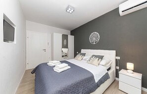 4 bedrooms, travel cot, free WiFi, bed sheets - Gorgeous home in Trogir with sauna (Trogir)
