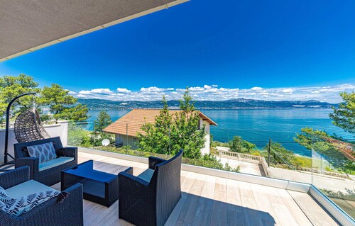 Gorgeous home in Trogir with jacuzzi
