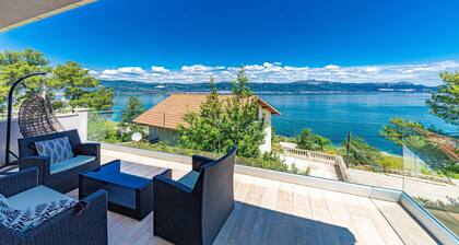 Gorgeous home in Trogir with jacuzzi