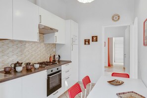 Departamento, 2 habitaciones | Cocina privada | Refrigerador con congelador, horno y parrilla de estufa 